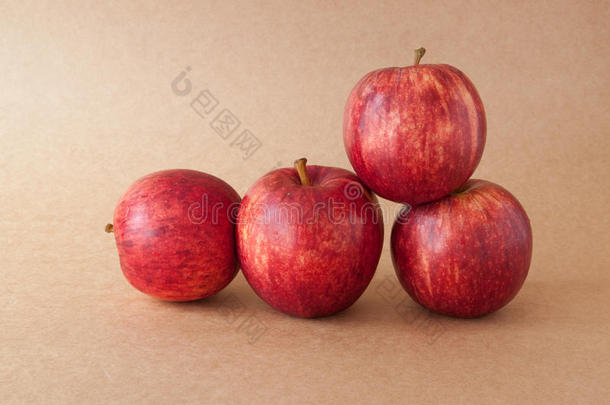 棕色纸背景上的一组红色苹果