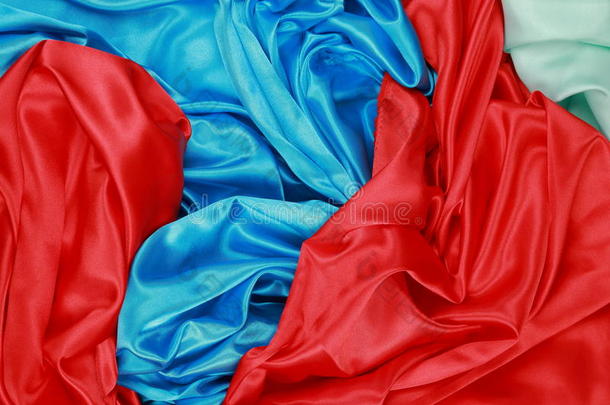 蓝色、红色和浅绿色丝质感缎绒材料