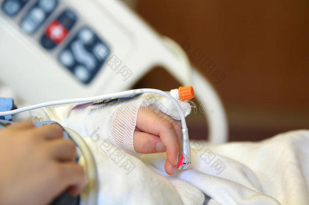 孩子用静脉注射的手。 在医院里