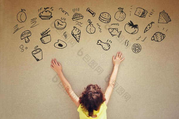 可爱孩子的后视图想象各种各样的食物，在有纹理的墙壁背景上有一组信息图形