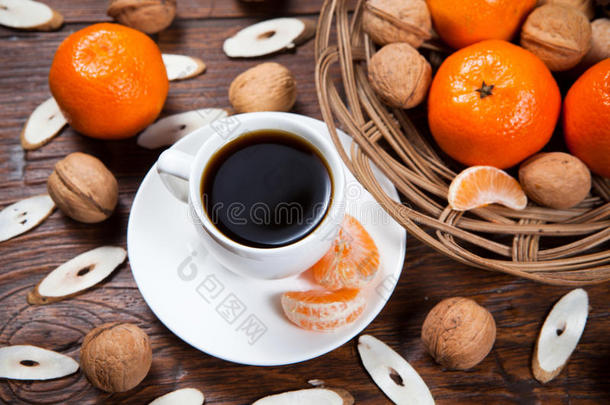 一杯加橘子和核桃的咖啡