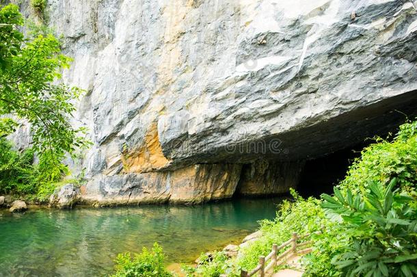 进入PhongNhaKebang地下河流、洞穴、石灰石和岩溶地层（联合国教科文组织世界遗产所在地）-广