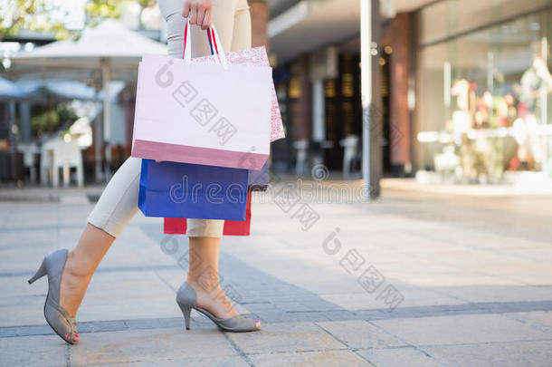 拎着购物袋走路的女人