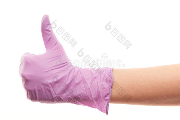 医生的手戴着紫色的手术手套，上面有拇指向上的标志