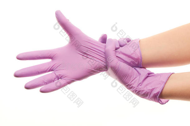 女医生的手戴着紫色消毒的手术手套