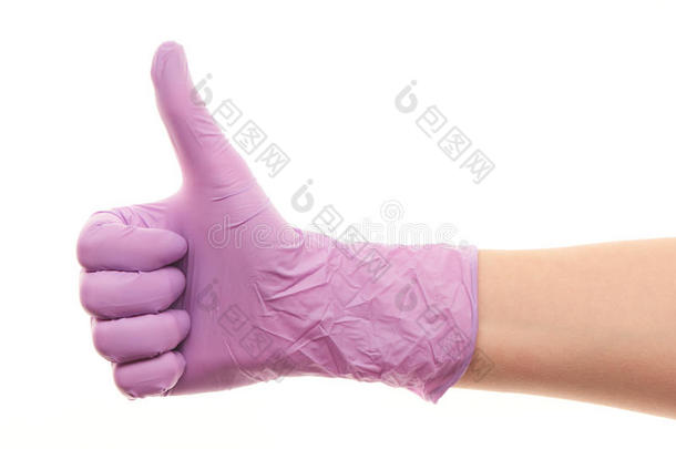 医生的手戴着紫色的手术手套，上面有拇指向上的标志