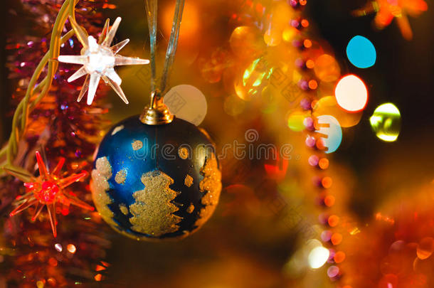 圣诞树上的蓝色波布尔被五颜六色的灯光包围着