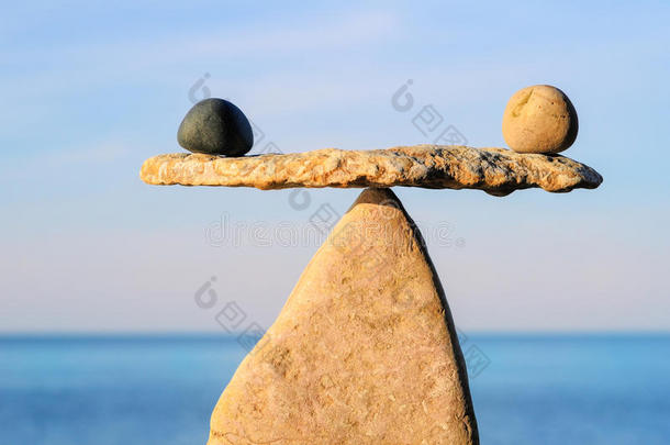 平衡平衡的巨石海岸鹅卵石