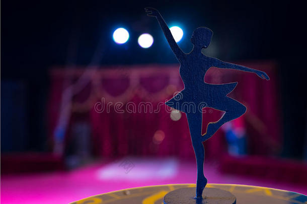 芭蕾舞演员的剪影雕像在空台上被聚光灯照亮