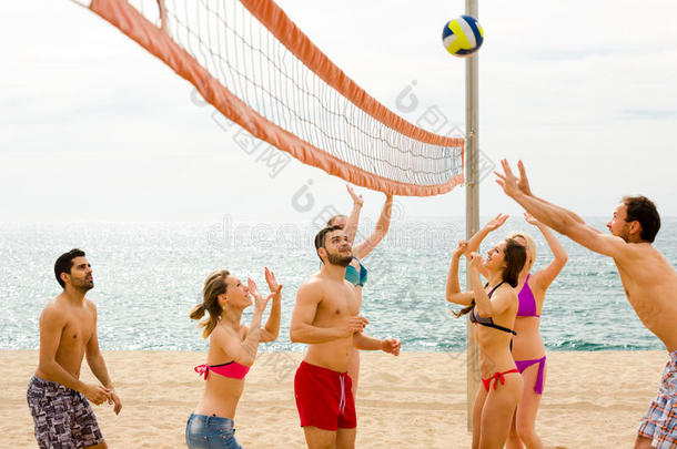 成年人在度假村海滩<strong>打球</strong>