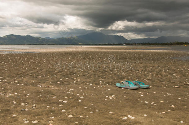 <strong>暴风雨</strong>前<strong>海滩</strong>上忘了拖鞋