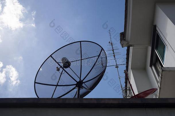 大<strong>卫星</strong>碟，小红<strong>卫星</strong>碟和天线电视在屋顶与蓝天和白云