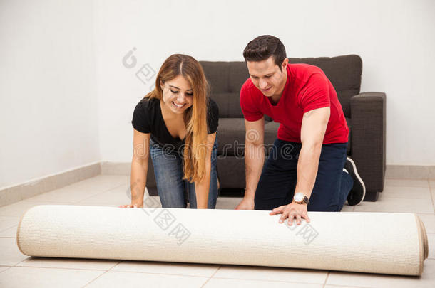 一对<strong>展开</strong>地毯的夫妇