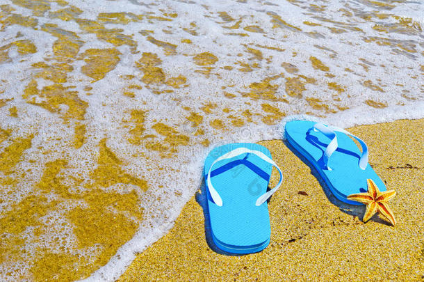 沙滩上的拖鞋和海星