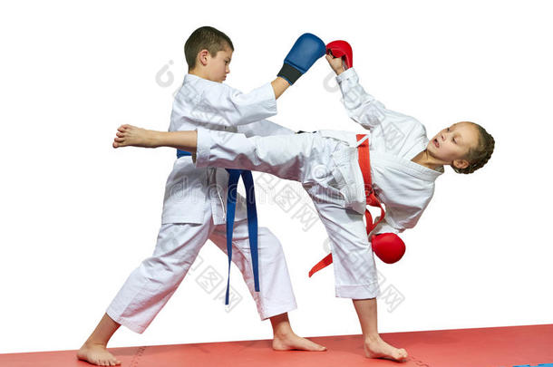 卡拉格的男孩和女孩是训练配对练习，空手道男孩和女孩是训练配对练习空手道