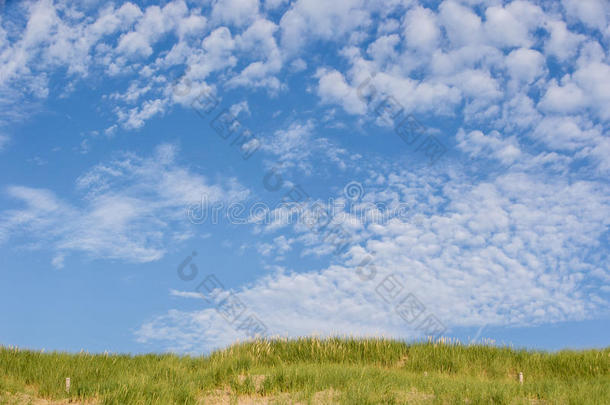 海滩海岸有沙丘在阳光明媚的一天与一些美丽的云