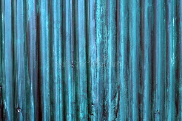 <strong>深</strong>绿色油漆波纹锌栅栏表面，关闭旧金属板与色斑