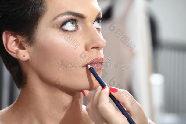 美丽的模特，由化妆师应用唇线