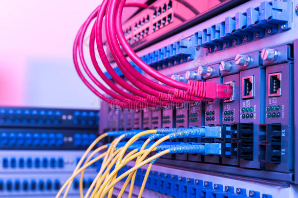 <strong>光纤</strong>电缆和UTP网络电缆连接集<strong>线</strong>器端口。