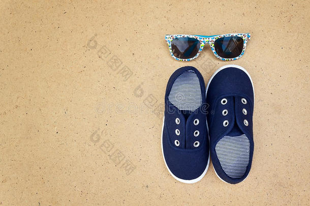 蓝色运动鞋和太阳镜。 暑假