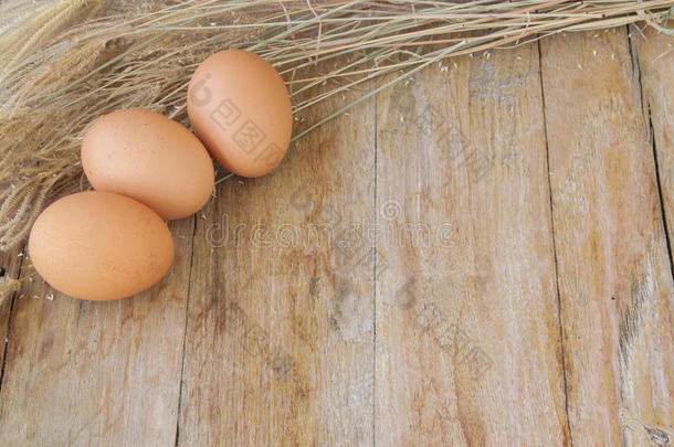 木制背景上的鸡棕色鸡蛋，食物背景