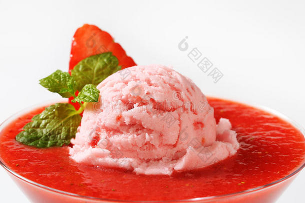 草莓泥冰淇淋