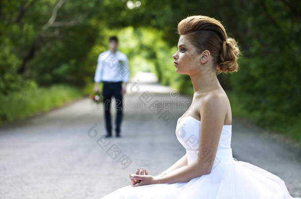 美丽的新娘和新郎，道路自动停车
