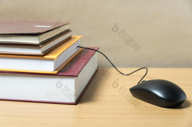 书本和电脑鼠标