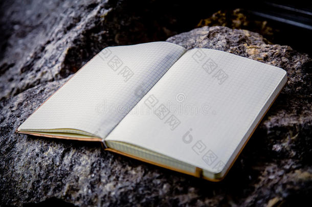 笔记本上的条目，花岗岩石上的网笔记本