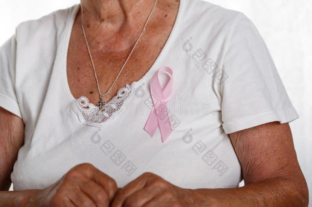 老年妇女胸部固定粉红色乳腺癌意识RI