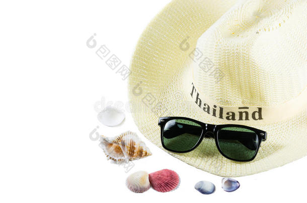 <strong>时尚帽子</strong>和太阳镜与海螺白色背景