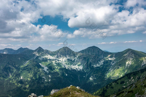 蓝天白云下的夏日<strong>奇山</strong>