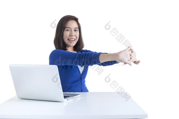 女商人在前面用笔记本电脑做伸展运<strong>动</strong>