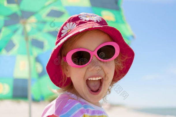 女孩快乐微笑健康牙齿阳光眼镜海滩