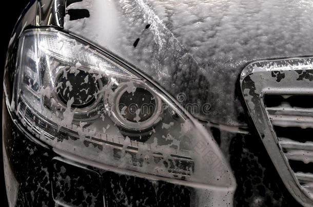 用肥皂洗车。