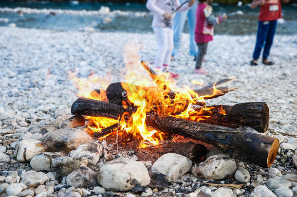 一家人在河边享受时光，自制篝火