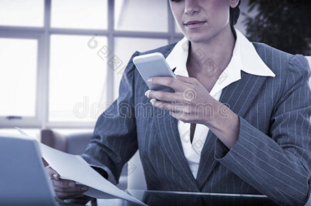 女商人用她的智能手机
