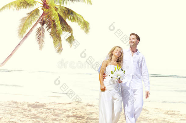 夫妻浪漫海滩爱情婚姻概念