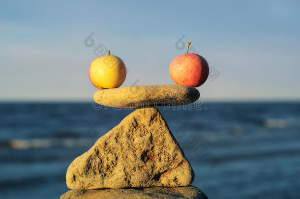 苹果平衡平衡的海滩巨石