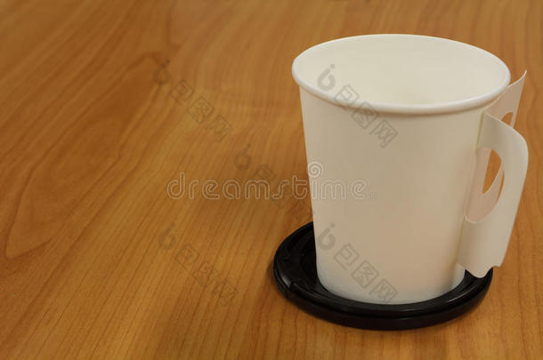 木桌上的杯子和碟子。