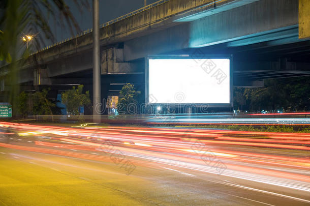 广告牌在城市街道，空白屏幕裁剪路径包括在内