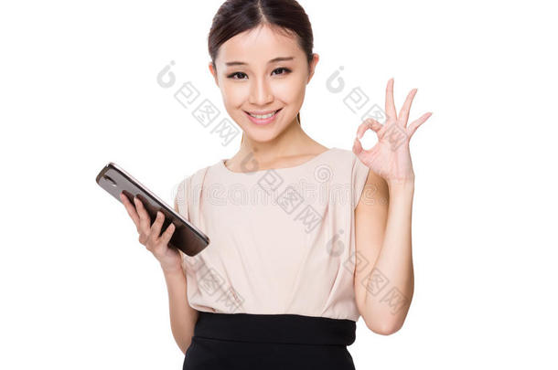 亚洲女人拿着平板电脑和OK手势
