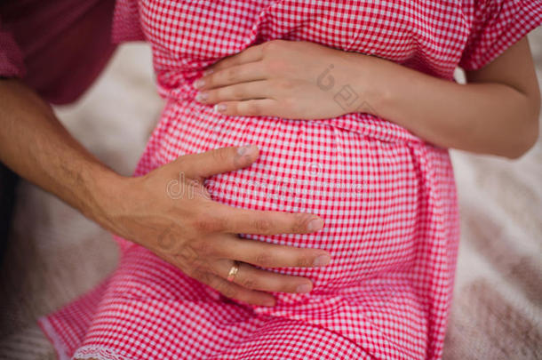 腹部产前期待出生小孩