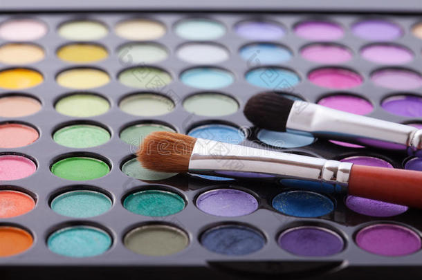 五颜六色的框架与各种化妆产品