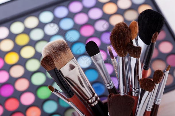 五颜六色的框架与各种化妆产品
