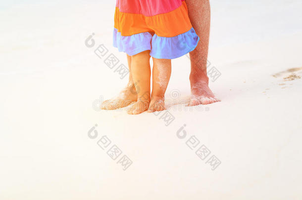父亲和小女儿脚踩在热带