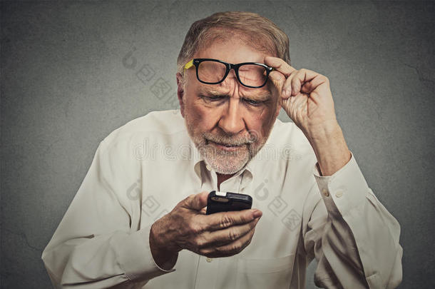 戴眼镜的老人看手机有困难