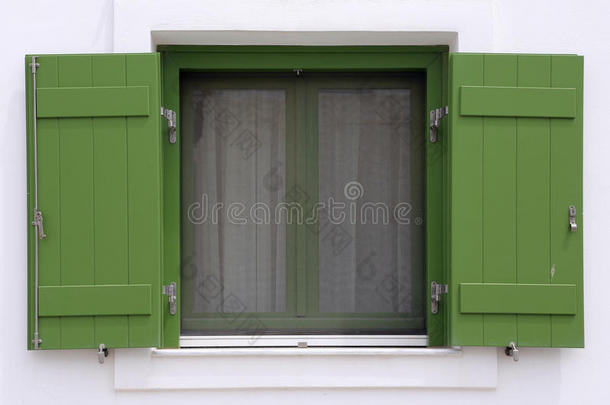 带百叶窗的绿色木窗