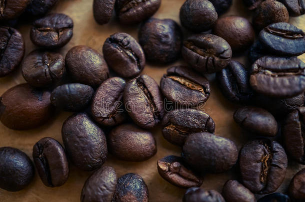 咖啡豆在老式彩色纸背景上