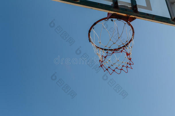 蓝色<strong>天空</strong>的<strong>篮球</strong>圈。